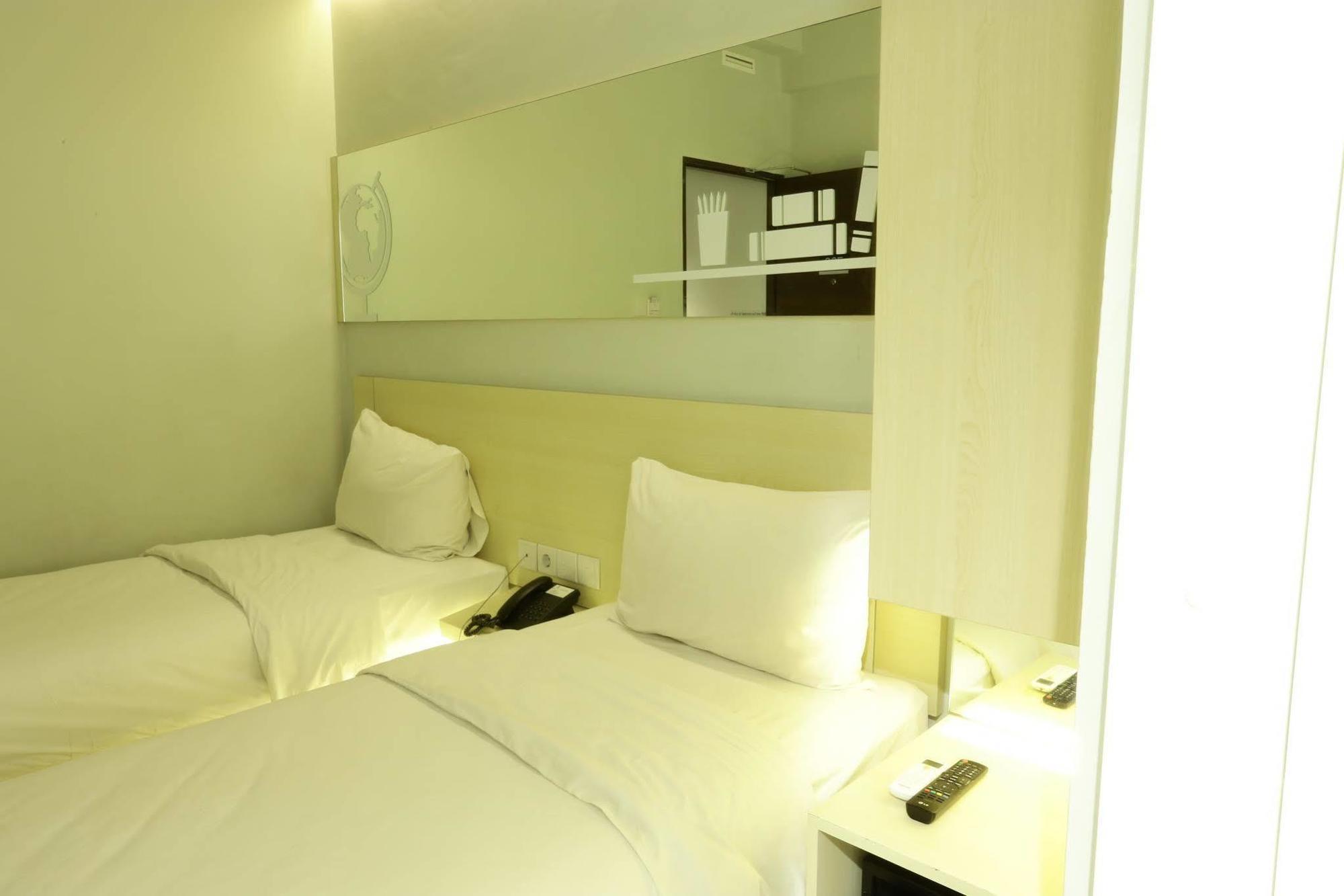 Cleo Hotel Tunjungan Сурабая Екстер'єр фото